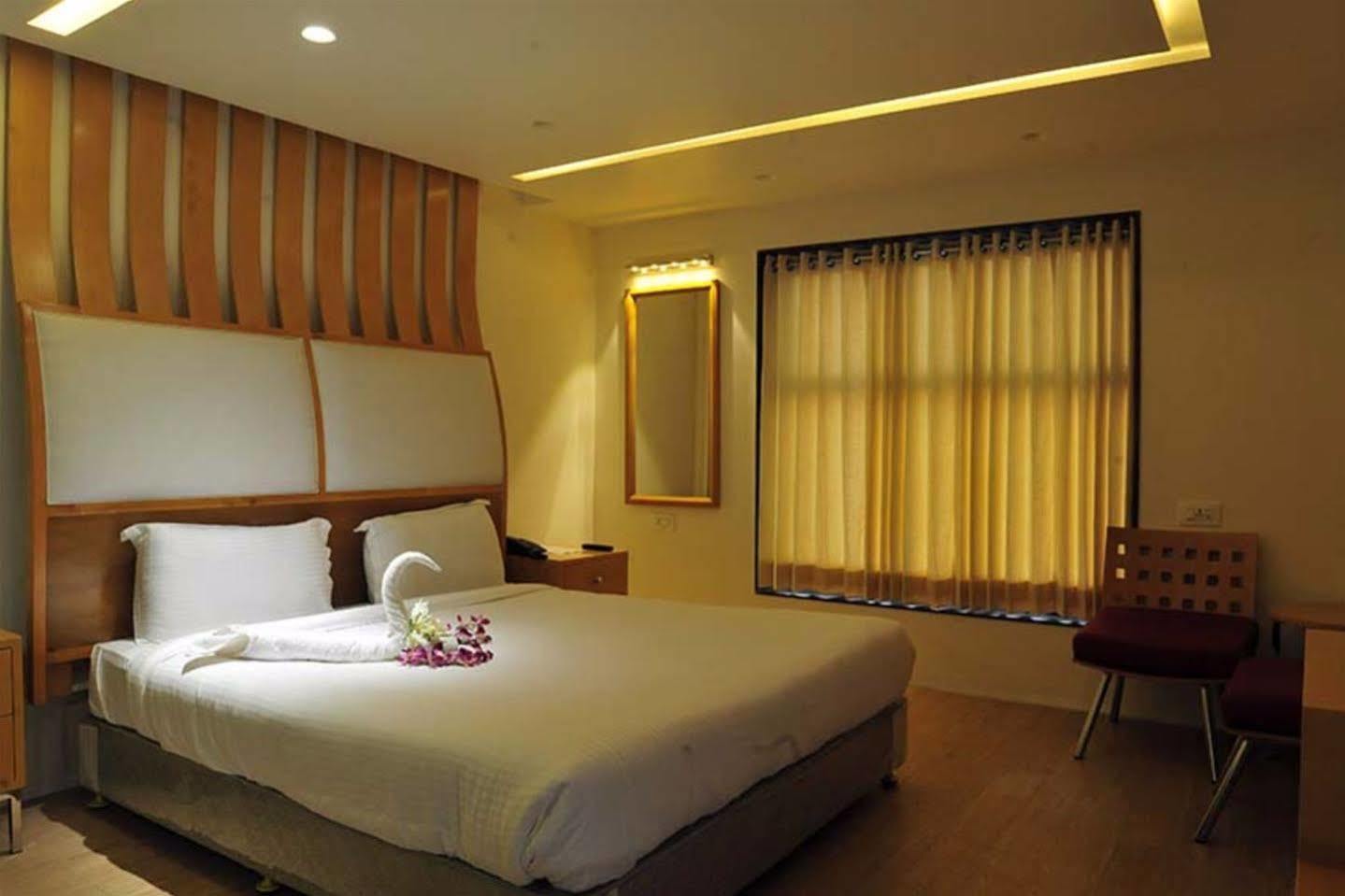 Grand Nakshatra Hotel Anand Ngoại thất bức ảnh