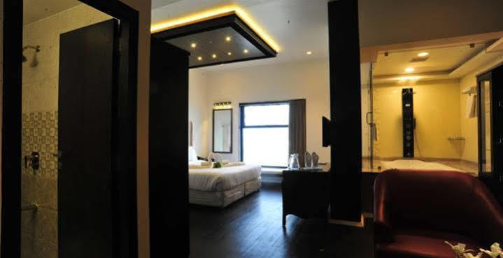 Grand Nakshatra Hotel Anand Ngoại thất bức ảnh